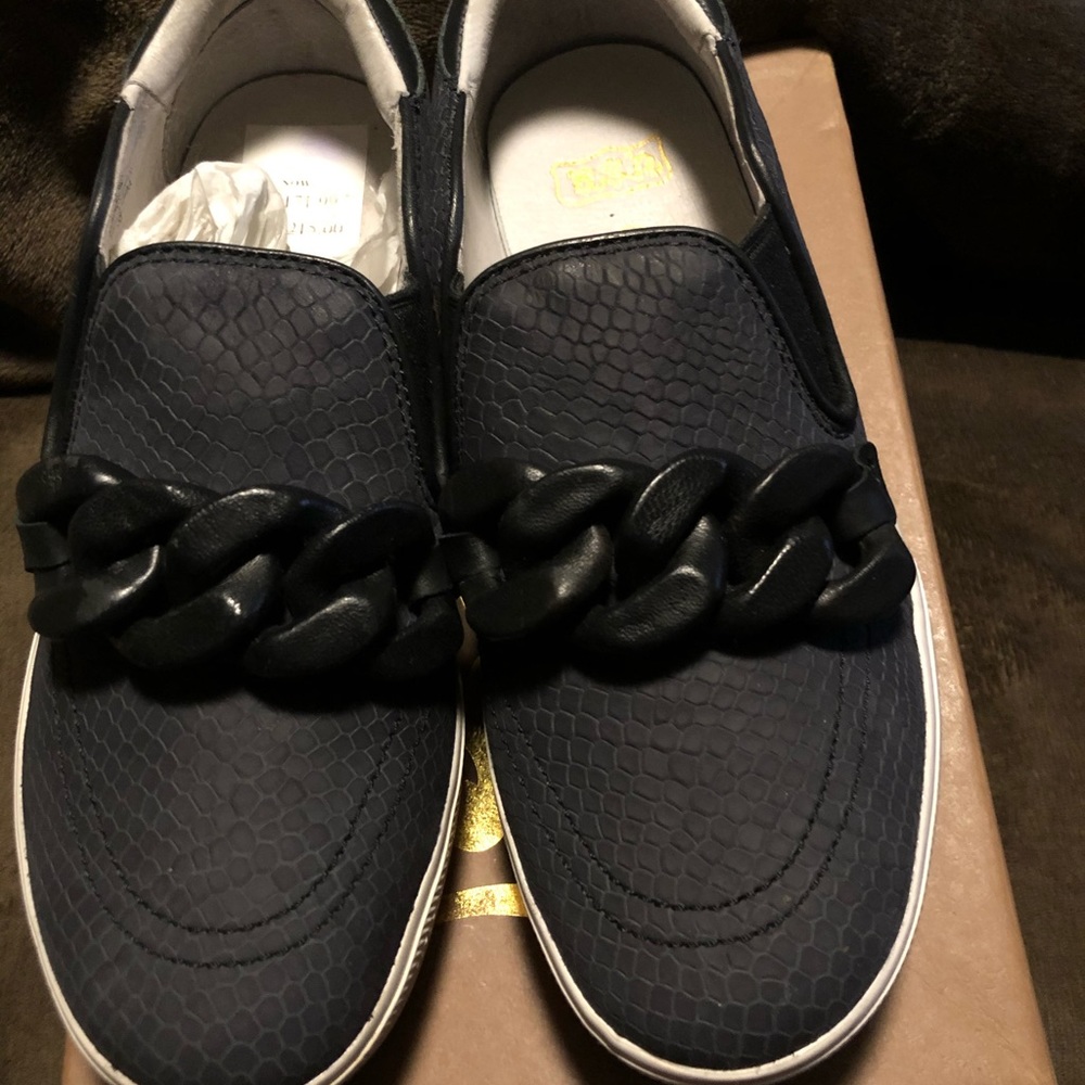 Gently worn Ash woman’s sneaker!